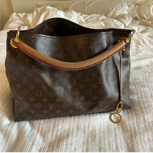 pre-loved ARTSY MM, generic dustbag, HOLDS A LOT! lets trade. 🤎